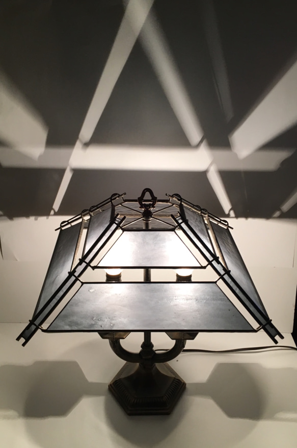 「グレーのステンドグラスランプ」ステンドランプ　真鍮組み立て 3枚目の画像
