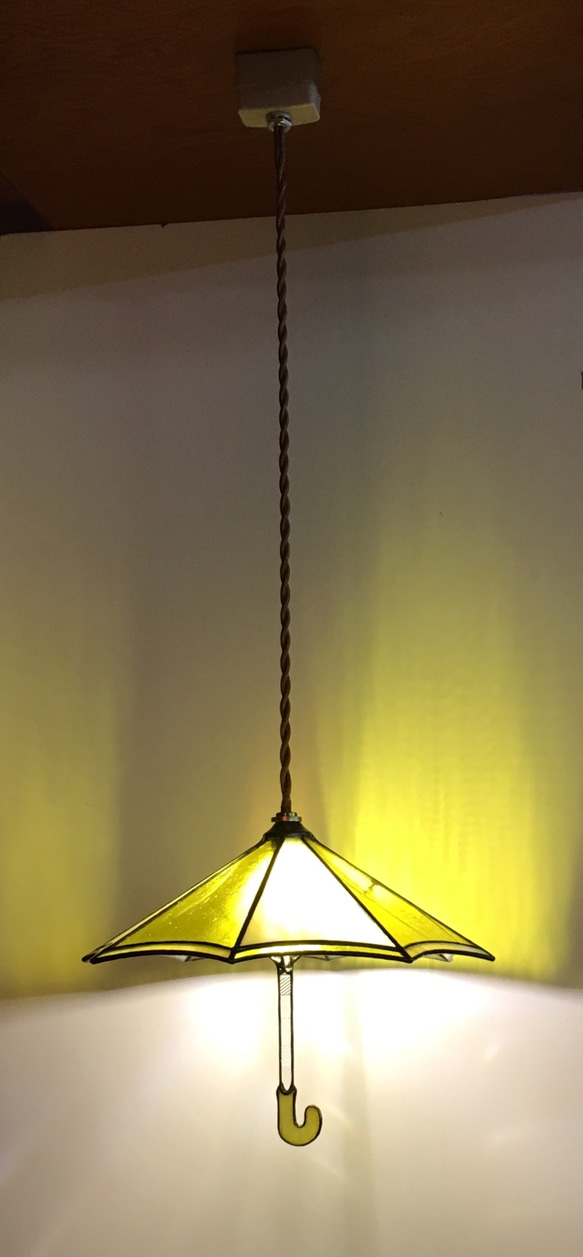 「傘のペンダントランプ・イエロー」黄色・ステンドグラスランプ・照明・パラソル・吊り下げ式 3枚目の画像
