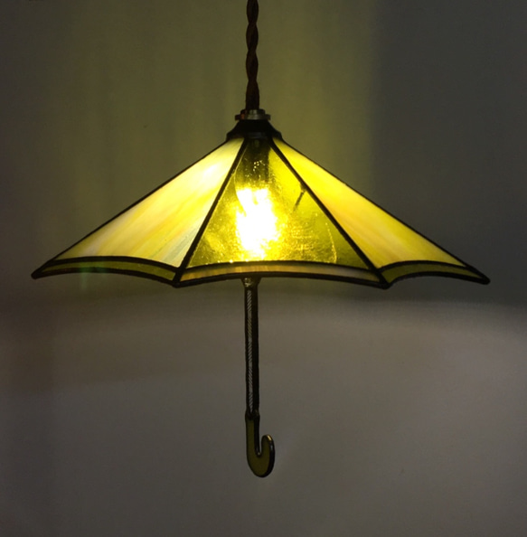 「傘のペンダントランプ・イエロー」黄色・ステンドグラスランプ・照明・パラソル・吊り下げ式 1枚目の画像