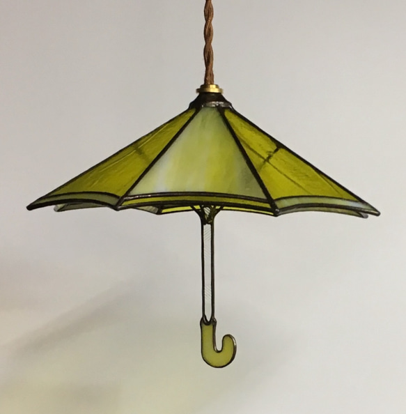 「傘のペンダントランプ・イエロー」黄色・ステンドグラスランプ・照明・パラソル・吊り下げ式 4枚目の画像