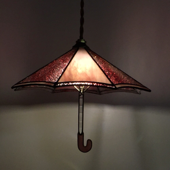 「傘のペンダントランプ・ピンク」桃色・ステンドグラスランプ・照明・パラソル・吊り下げ式 2枚目の画像