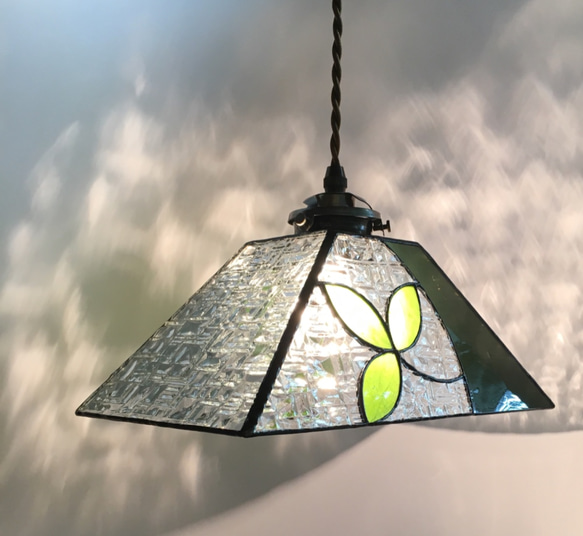 「葉っぱのペンダントランプ」ステンドグラス　ペンダントライト　天井照明　吊り下げランプ 5枚目の画像