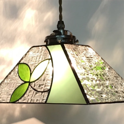 「葉っぱのペンダントランプ」ステンドグラス　ペンダントライト　天井照明　吊り下げランプ 1枚目の画像