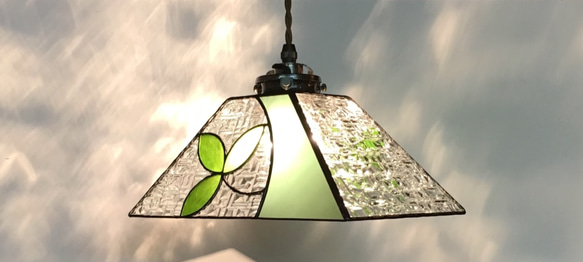 「葉っぱのペンダントランプ」ステンドグラス　ペンダントライト　天井照明　吊り下げランプ 1枚目の画像
