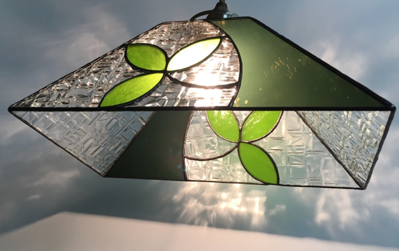 「葉っぱのペンダントランプ」ステンドグラス　ペンダントライト　天井照明　吊り下げランプ 6枚目の画像