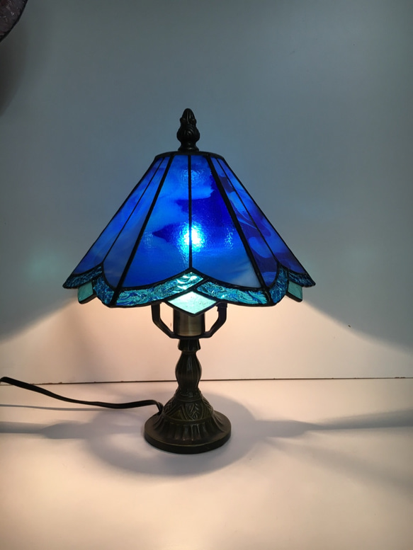 ステンドグラス ランプ⑤ 涼し気なステンドグラスにトンボ柄が馴染むスタンドライト