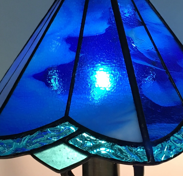 「青色のステンドグラスランプ」照明・ブルーのランプ 3枚目の画像
