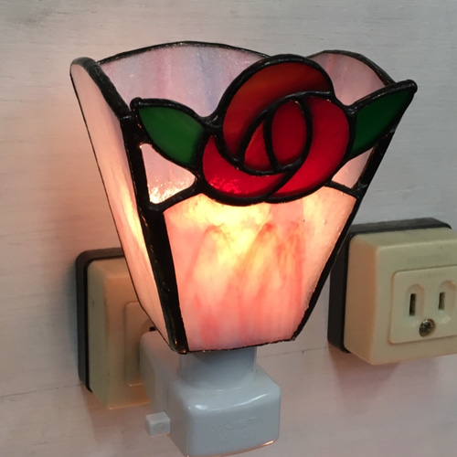 紅い薔薇のステンドグラスランプ 楽天市場】【送料無料】ステンドグラスランプ 薔薇の花 （ハーモニィ