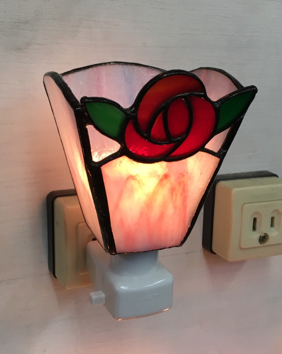 ステンドグラスランプ　赤色とピンク色の薔薇 ステンドグラスランプ赤色とピンク色の薔薇