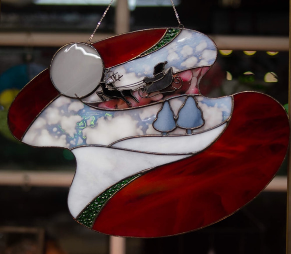 「クリスマスの風景 」ステンドグラス 、サンタクロース、トナカイ、ソリ 3枚目の画像