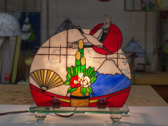 「新春」・ステンドグラスランプ・照明　迎春　お正月飾り 3枚目の画像