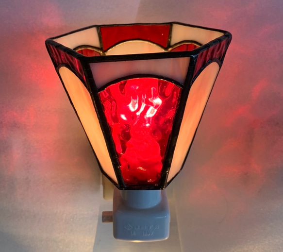 「おやすみランプ・赤色系六面体」ステンドグラス・照明・赤・ピンク・フットランプ 1枚目の画像