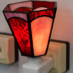 「おやすみランプ・赤色系六面体」ステンドグラス・照明・赤・ピンク・フットランプ 2枚目の画像