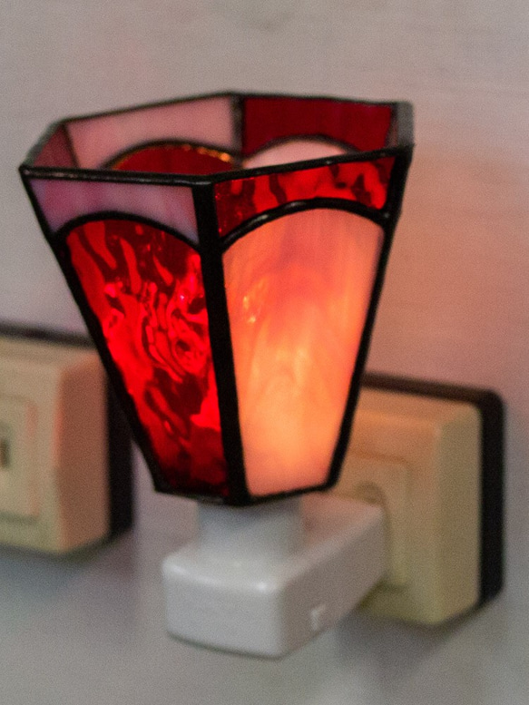 「おやすみランプ・赤色系六面体」ステンドグラス・照明・赤・ピンク・フットランプ 2枚目の画像
