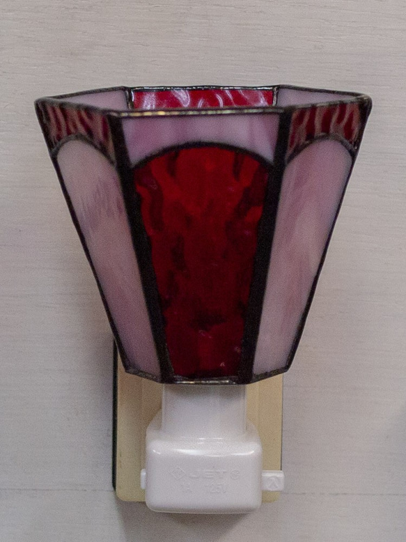 「おやすみランプ・赤色系六面体」ステンドグラス・照明・赤・ピンク・フットランプ 3枚目の画像