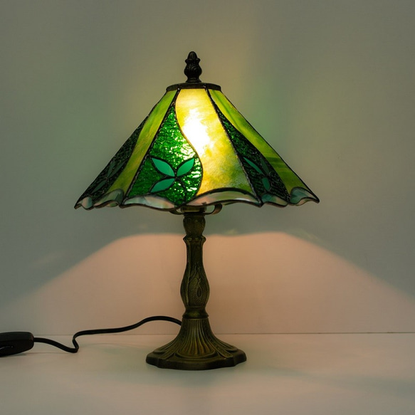 「リーフ模様の緑のステンドグラスのランプ」グリーン 2枚目の画像