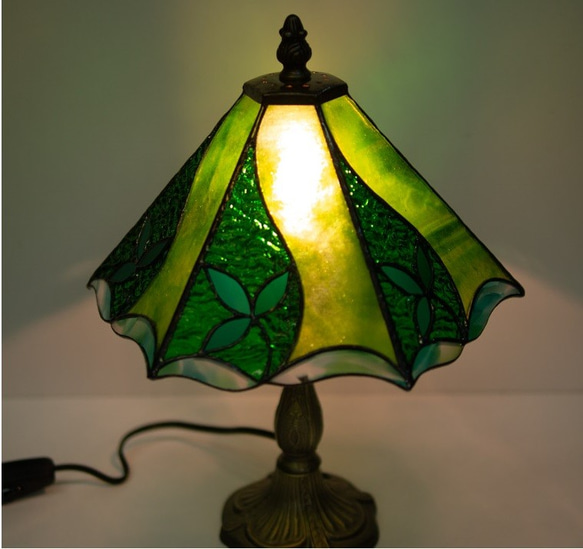 「リーフ模様の緑のステンドグラスのランプ」グリーン 3枚目の画像