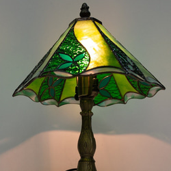 「リーフ模様の緑のステンドグラスのランプ」グリーン 4枚目の画像