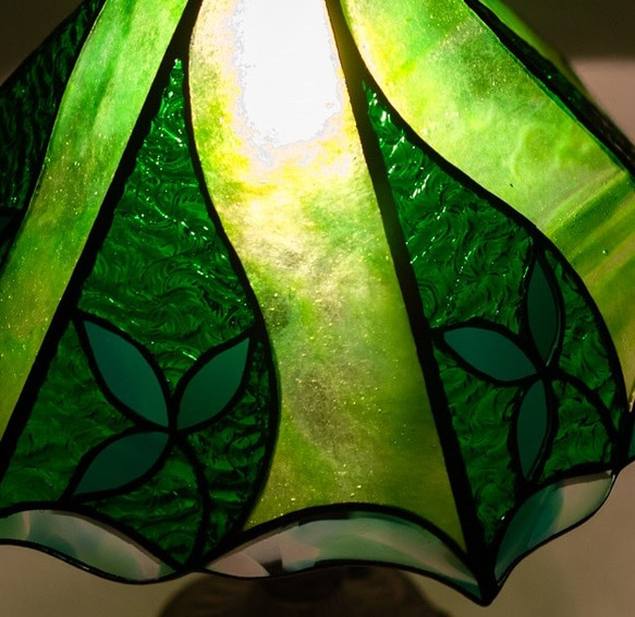 「リーフ模様の緑のステンドグラスのランプ」グリーン 5枚目の画像
