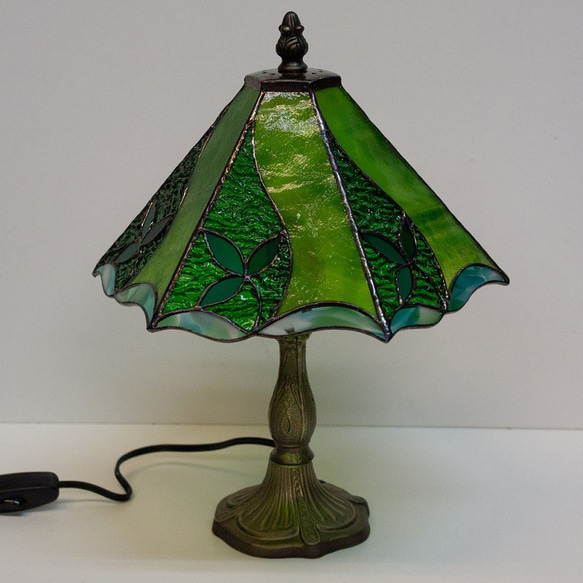 「リーフ模様の緑のステンドグラスのランプ」グリーン 6枚目の画像