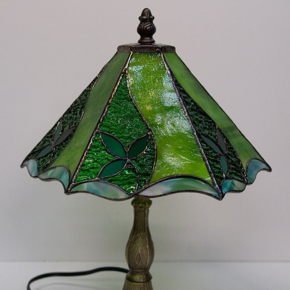 「リーフ模様の緑のステンドグラスのランプ」グリーン 7枚目の画像