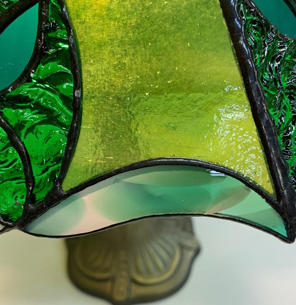 「リーフ模様の緑のステンドグラスのランプ」グリーン 8枚目の画像