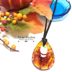 【琉球ガラスカレット＆樹脂】秋の夕焼けの色 革ひもネックレス 2枚目の画像