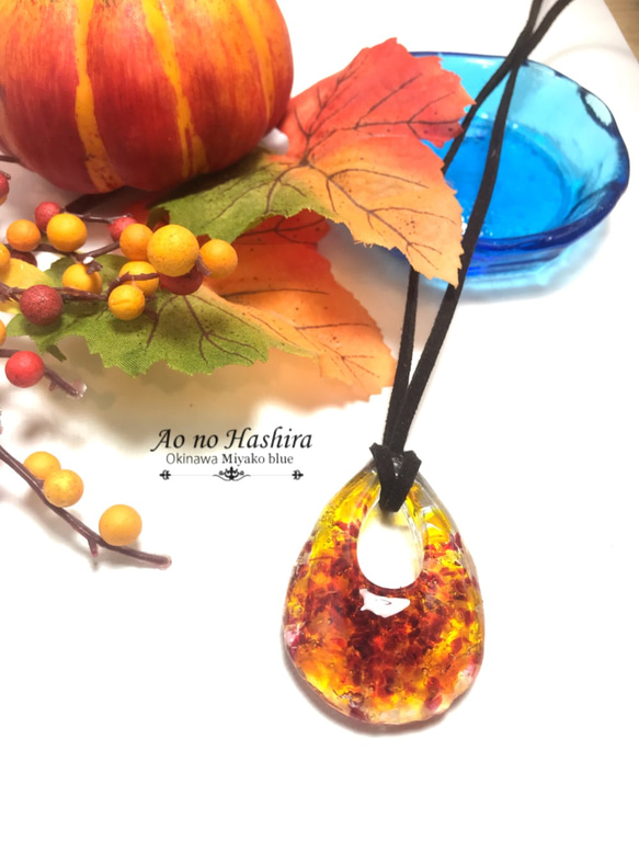 【琉球ガラスカレット＆樹脂】秋の夕焼けの色 革ひもネックレス 2枚目の画像