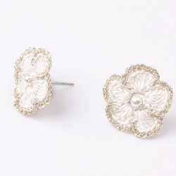 プノンペンクロセ花のイヤリング（白） 2枚目の画像
