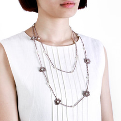 かぎ針編み花真珠ネックレスの長さ（トワイライト）、手作りネックレス、スワロフスキークリスタルパール 2枚目の画像