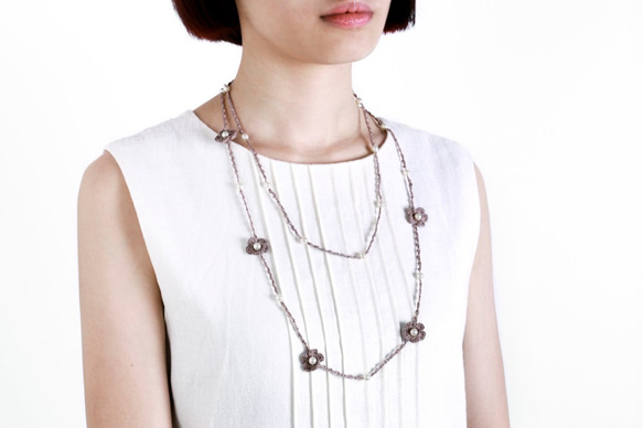 かぎ針編み花真珠ネックレスの長さ（トワイライト）、手作りネックレス、スワロフスキークリスタルパール 2枚目の画像