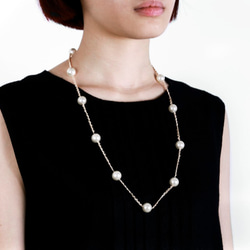 エレガントなかぎ針編み真珠のネックレス（金）、手作りのネックレス、スワロフスキークリスタルパール 2枚目の画像