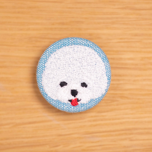 アフロなトイプードル刺繍くるみブローチ(青) ブローチ くるみボタン