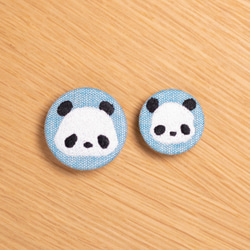 パンダ親子の刺繍くるみペアブローチ(青・2個セット) 1枚目の画像
