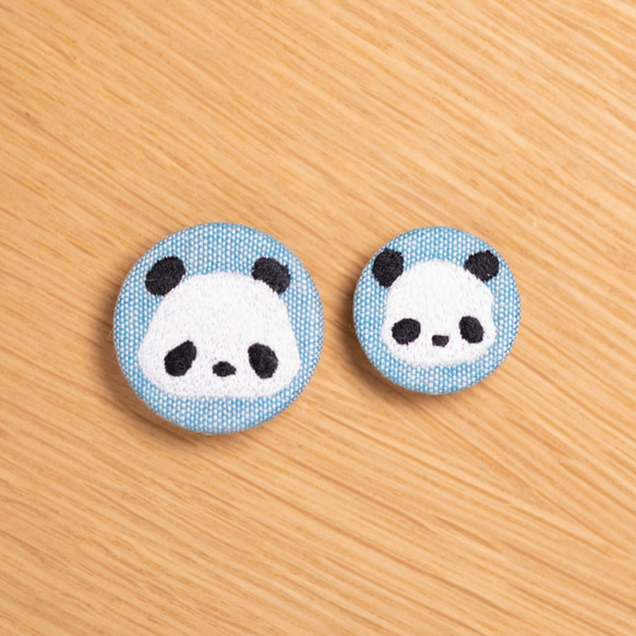 パンダ親子の刺繍くるみペアブローチ(青・2個セット) 1枚目の画像