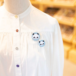 パンダ親子の刺繍くるみペアブローチ(青・2個セット) 2枚目の画像
