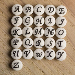 アルファベット刺繍のくるみボタン (2ケセット・キナリ) 2枚目の画像