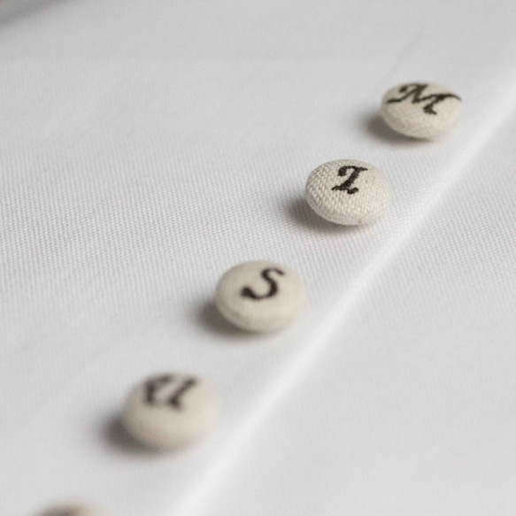 アルファベット刺繍のくるみボタン (2ケセット・キナリ) 3枚目の画像