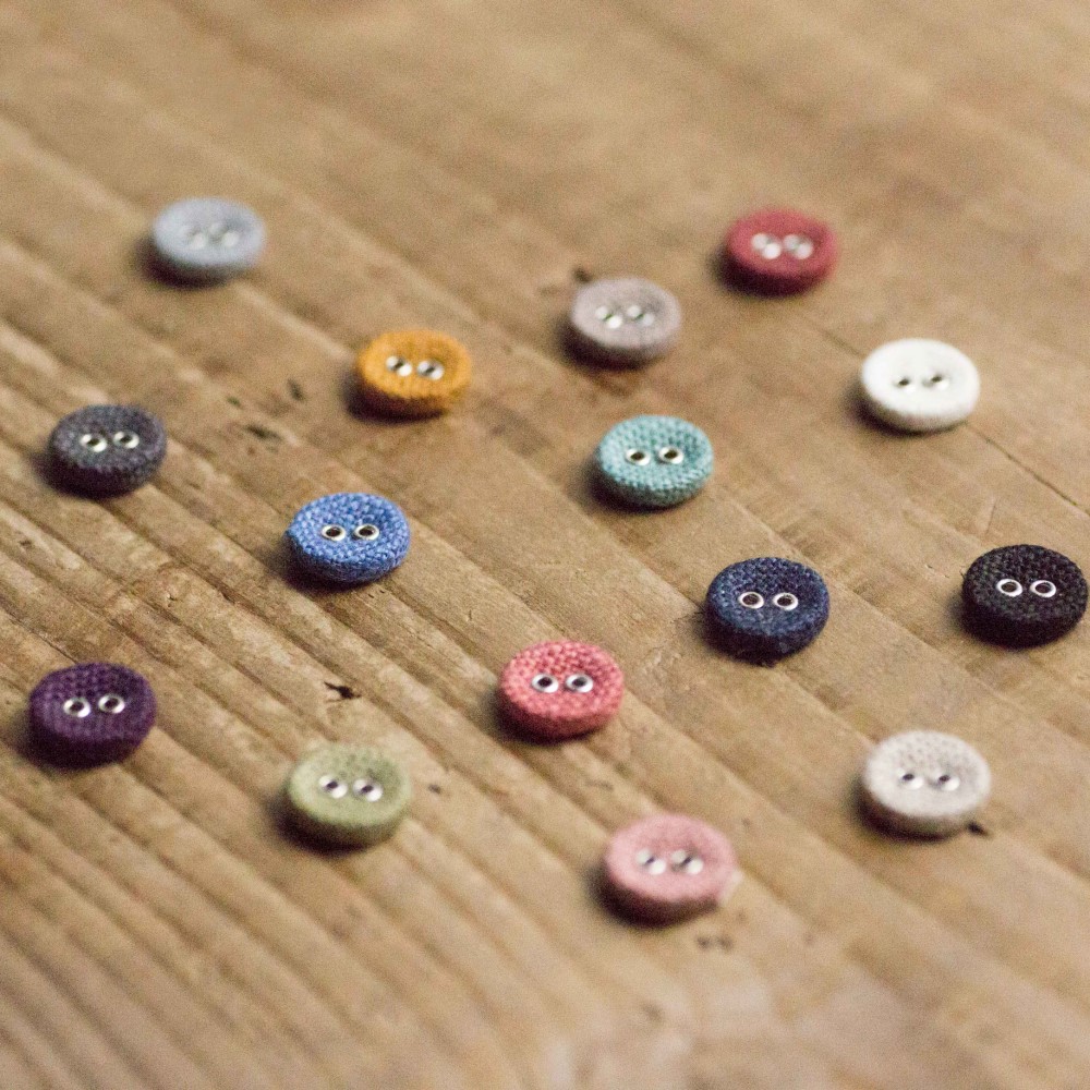 リネン地で包んだ２つ穴くるみボタン 10mm (8ケセット・全15色) ボタン