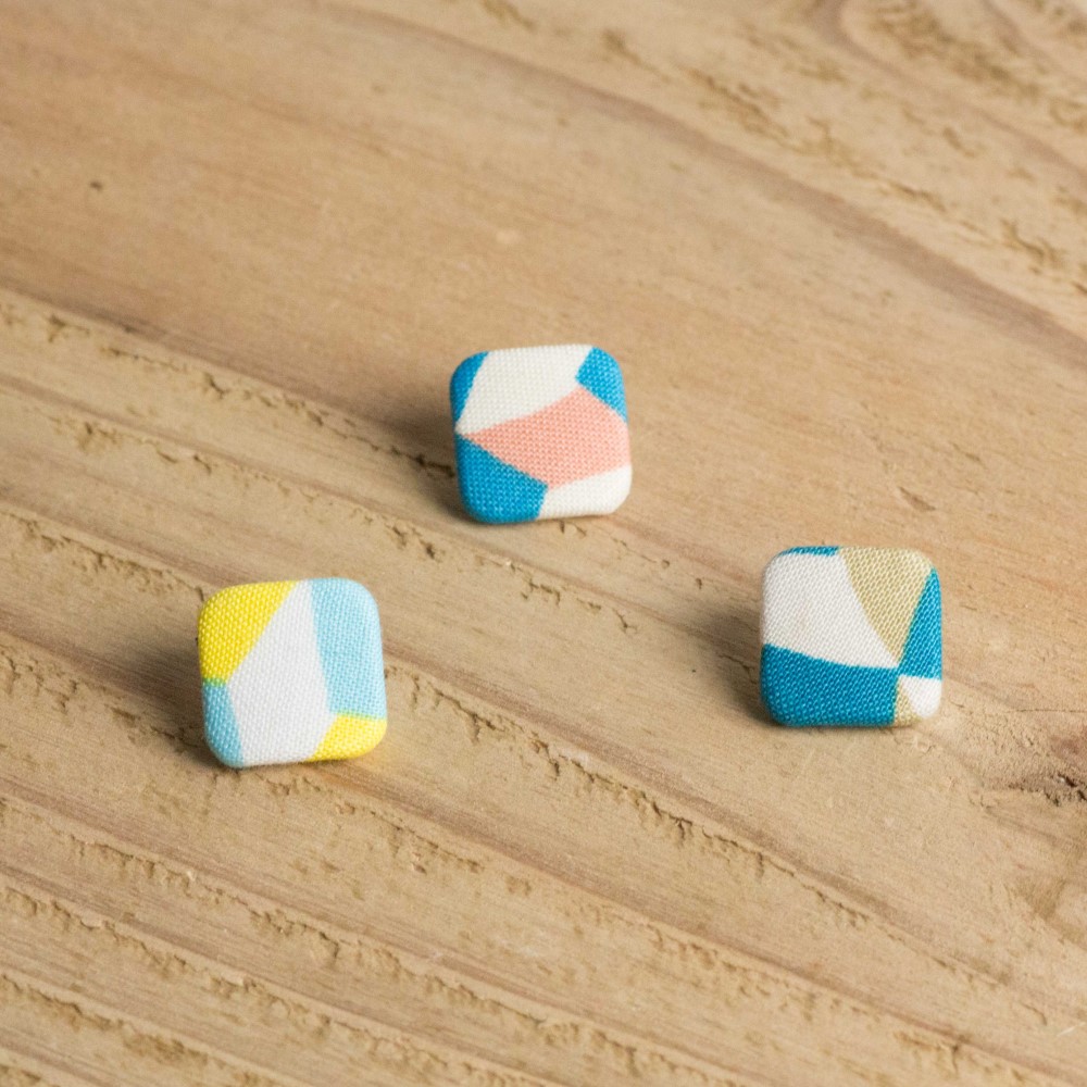 くるみボタンです。 プリント生地でクルんだ四角いくるみボタン (2ケセット・15mm