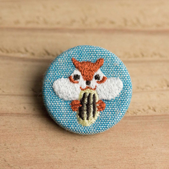 リスのくるみボタンブローチ(青) ブローチ くるみボタン工房 MiSuZuYa