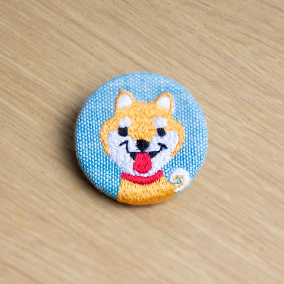 犬の刺繍くるみブローチ(青) 1枚目の画像