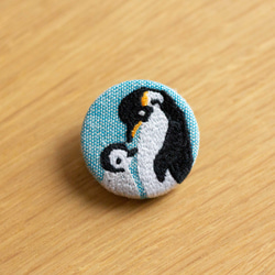 ペンギン親子の刺繍くるみブローチ(青) 1枚目の画像