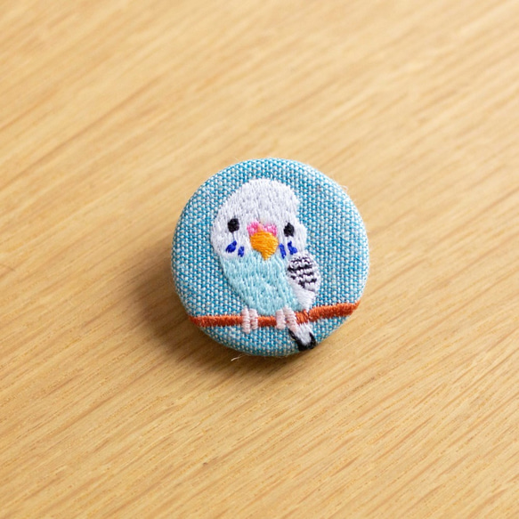 青いセキセイインコの刺繍くるみブローチ(青) 1枚目の画像