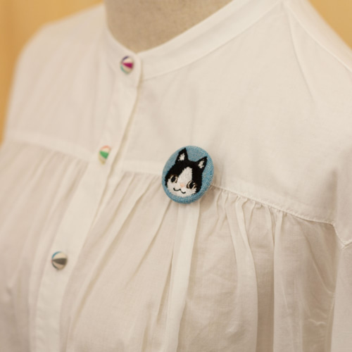 58mm くるみボタン　猫刺繍　ブローチ 庭に来たネコ♫くるみボタン刺繍ブローチ ブローチ chikayo＊c