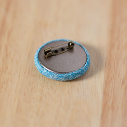 パピヨンの刺繍くるみブローチ(青) 2枚目の画像