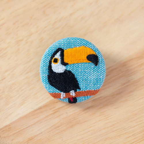 58mm くるみボタン　鳥刺繍　ブローチ 486 刺繍ブローチ＊ハンドメイド くるみボタン ブローチ 薔薇