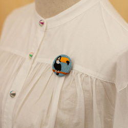 オニオオハシの刺繍くるみブローチ(青) 3枚目の画像