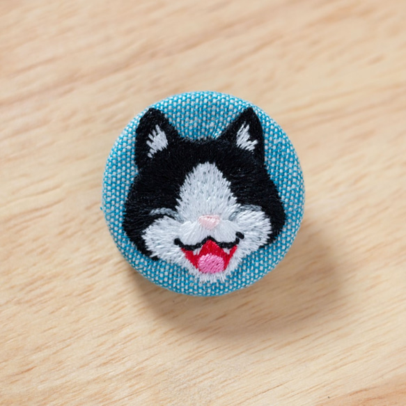 58mm くるみボタン　猫刺繍　ブローチ くるみボタン猫刺繍ブローチ