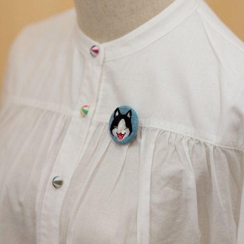 くるみボタン　猫刺繍　ブローチ 刺繍ブローチ くるみボタン キジトラ 猫 ハンドメイド - メルカリ